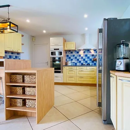 Magnifique Avec Sa Piscine Et Son Billard Villa